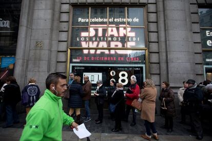 La exposición está abierta en el centro de Madrid (Gran Vía, 28) hasta el 6 de enero. Además de disfrutar de las piezas, se puede ver, y comprar, todo tipo de 'merchandising' (como relojes, bolígrafos con la imagen de RD2D2 o C3PO, altavoces con la forma del Halcón Milenario, o una réplica hinchable de BB8).