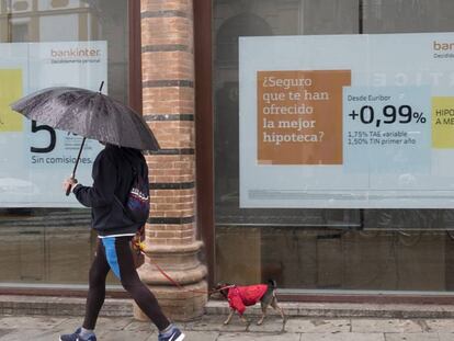 Carteles con ofertas de hipotecas en una sucursal bancaria en Sevilla.