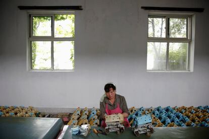 Una mujer trabaja en la fábrica textil de Kim Jong Suk (Pyongyang) arreglando una máquina durante una visita organizada por el gobierno para reporteros extranjeros en Pyongyang, (Corea del Norte), el 9 de mayo de 2016.