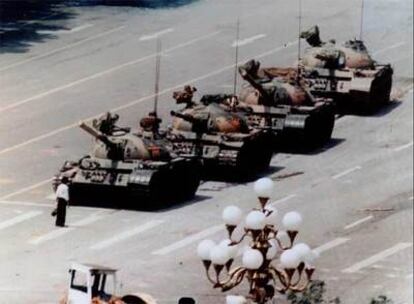 Un manifestante hace frente a una columna de tanques durante las protestas en la plaza de Tiananmen en junio de 1989