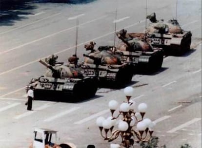 Un manifestante hace frente a una columna de tanques durante las protestas en la plaza de Tiananmen en junio de 1989