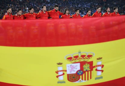 Los jugadores de la selección española, unidos durante la interpretación del himno en el estadio Ellis Park de Johanesburgo.