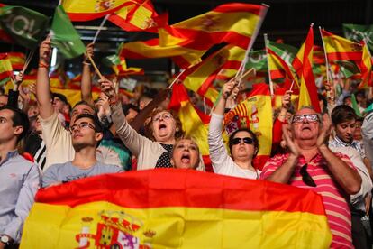 Simpatizantes en el acto de Vox en el Palacio Vistalegre de Madrid.