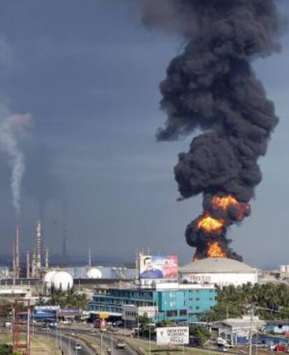 Imagen que muestra los exteriores de la refinería "El Palito", ubicada en la ciudad de Puerto Cabello, estado Carabobo (centro), este 20 de septiembre.