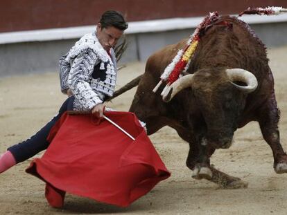 El diestro Diego Urdiales durante la lidia con su primero en el primer festejo de la Feria de San Isidro.