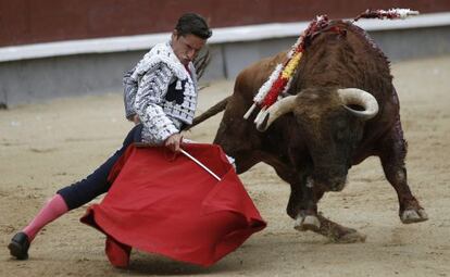 El diestro Diego Urdiales durante la lidia con su primero en el primer festejo de la Feria de San Isidro.