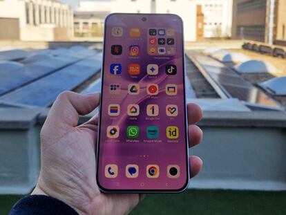 Artículo de EL PAÍS Escaparate que describe el lanzamiento del nuevo móvil vivo V70 FE en marzo de 2026