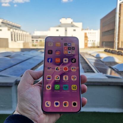 Artículo de EL PAÍS Escaparate que describe el lanzamiento del nuevo móvil vivo V70 FE en marzo de 2026