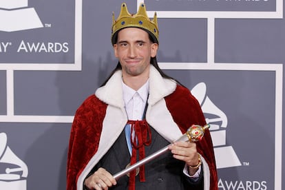 El pianista venezolano Zamora, nominado a un Grammy en la categoría New Age, llegó vestido de rey con manto de armiño falso, cetro y corona. Parecía que se había comprado los accesorios en una tienda de 0,60.