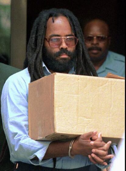 Mumia Abu-Jamal, a la salida del tribunal en 1995