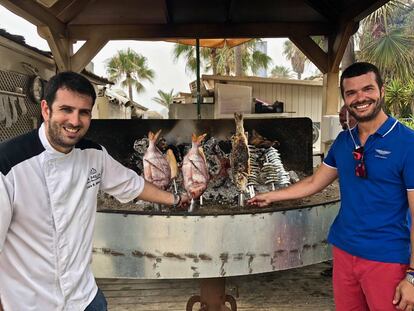 LUIS MIGUEL MENOR Y CÉSAR MORALES EN SU RESTAURANTE LA MILLA / CAPEL