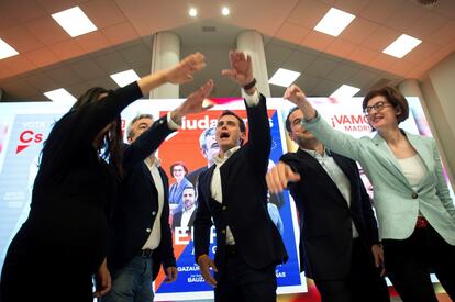 El líder de Ciudadanos, Albert Rivera (en el centro), junto a los candidatos de Ciudadanos a las elecciones. Desde la izquierda: Begoña Villacís, candidata al Ayuntamiento de Madrid; Luis Garicano, al Parlamento Europeo; Ignacio Aguado, candidato a la Comunidad de Madrid; y Maite Pagazaurtundua, candidata al Parlamento Europeo, durante el acto de inicio de campaña.