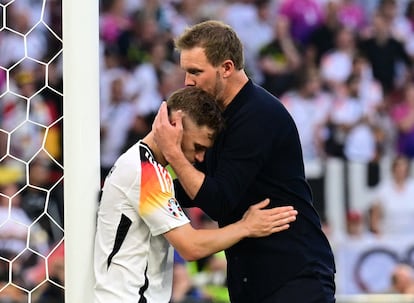 El seleccionador alemán, Julian Nagelsmann, consuela a Florian Wirtz tras la eliminación de su selección. 