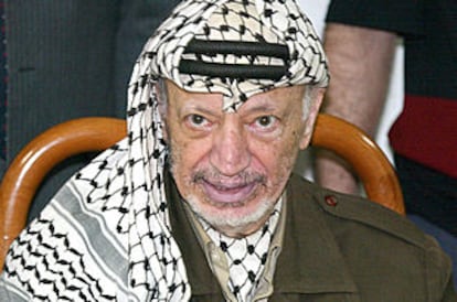 Yasir Arafat, presidente palestino, se dirige a la prensa en Ramala.