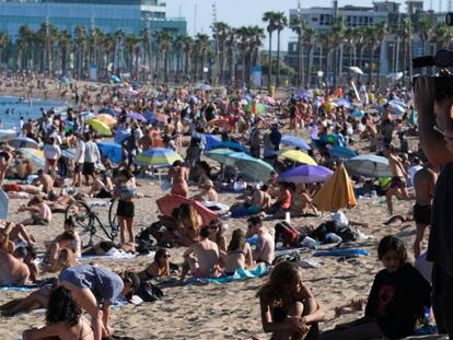 Turistas abarrotando la playa de la Barceloneta el pasado domingo