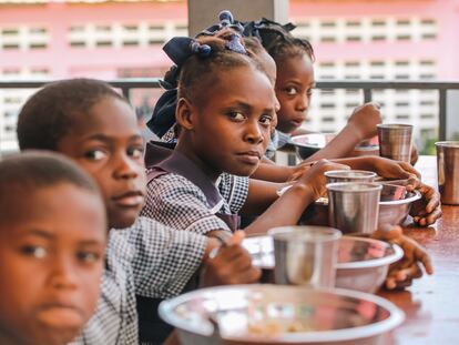 Más de 100.000 niños en Haití se benefician de un programa de alimentación con productos locales.