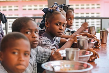 Más de 100.000 niños en Haití se benefician de un programa de alimentación con productos locales.