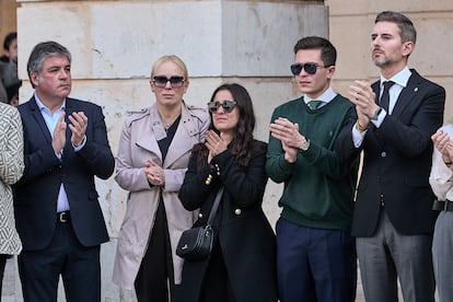 La mujer y los hijos del exalcalde de Gandia Arturo Torró, durante el minuto de silencio convocado por el Ayuntamiento este viernes en la plaza Mayor de la localidad valenciana.