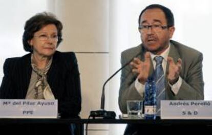 Los eurodiputados espa?oles Pilar Ayuso (PP) y Andrs Perell (PSOE), durante la presentacin de la nueva directiva Europea sobre el tabaco, hoy en Valencia.