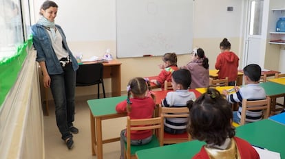 Joven voluntaria da apoyo pedagógico al equipo docente en el centro.