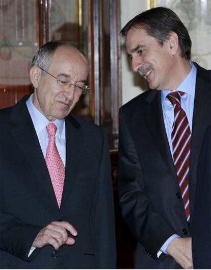 Valeriano Gómez (derecha) junto al gobernador del Banco de España, Miguel Fernández Ordóñez, en un acto, ayer, en Madrid.