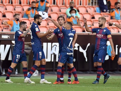 Los jugadores del Huesca celebran el gol del empate de Siovas este sábado en Mestalla ante el Valencia.