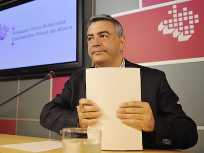 Javier de Andrés, diputado general de Álava en una rueda de prensa.