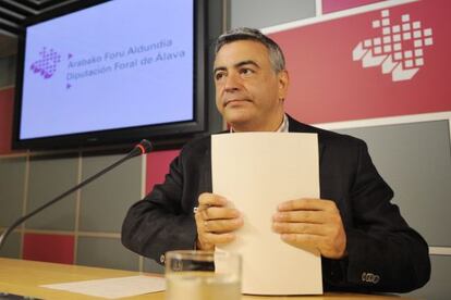 Javier de Andrés, diputado general de Álava en una rueda de prensa.