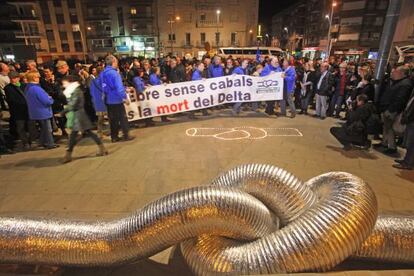 Unes 200 persones s'han manifestat aquest divendres a Tortosa per protestar contra el Pla Hidrològic de l'Ebre.