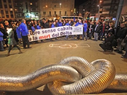 Unas 200 personas se han manifestado este viernes en Tortosa para protestar contra el Plan Hidrológico del Ebro.