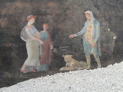 Descubrimiento de un imponente salón de banquetes, de elegantes paredes negras y decorado con frescos con temas mitológicos inspirados en la guerra de Troya.