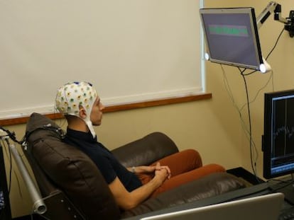 La mitad de los participantes llevaban un gorro con electrodos para registrar la actividad cerebral mientras jugaban.