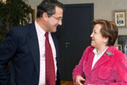 La consejera de Sanidad gallega, Pilar Farjas, con el alcalde de santiago de Compostela.