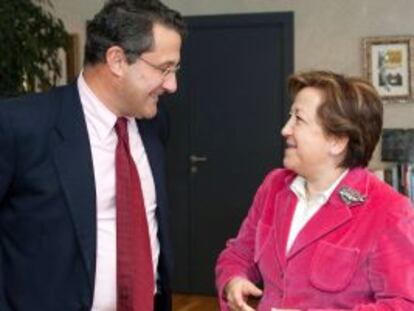 La consejera de Sanidad gallega, Pilar Farjas, con el alcalde de santiago de Compostela.