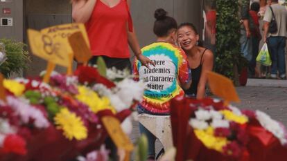 Chicas riendo en una plaza de Lavapiés. (Agosto, 18:00)