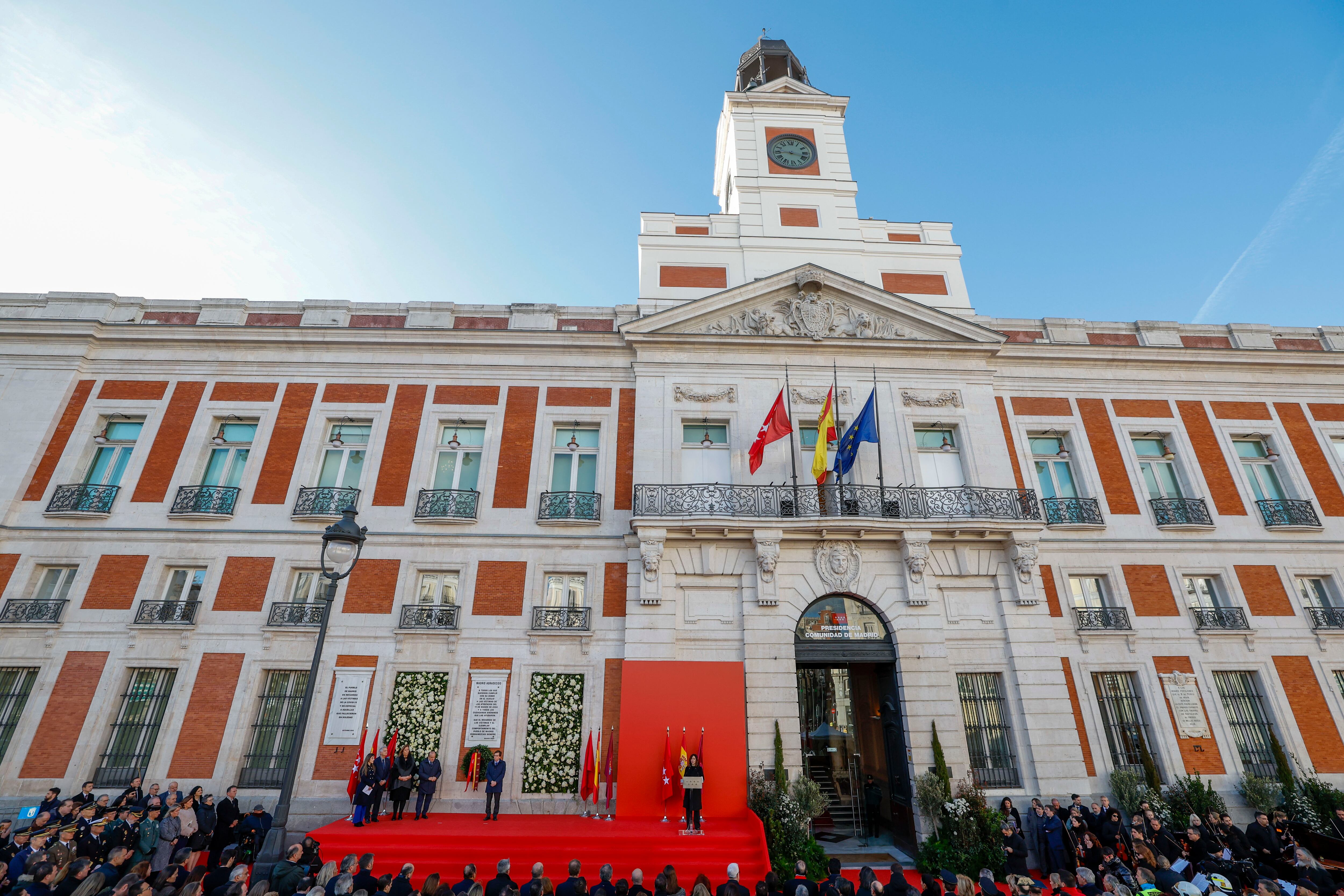 Acto en memoria de las víctimas de los atentados del 11 de marzo de 2004 y en homenaje a los cuerpos de seguridad, servicios de emergencias y ciudadanos que las auxiliaron, este lunes en la Puerta del Sol, en Madrid. 