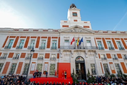 Acto en memoria de las víctimas de los atentados del 11 de marzo de 2004 y en homenaje a los cuerpos de seguridad, servicios de emergencias y ciudadanos que las auxiliaron, este lunes en la Puerta del Sol, en Madrid. 
