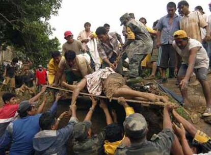 Rescate del cadáver de una de las víctimas de la tormenta tropical Henriette en Acapulco (México).