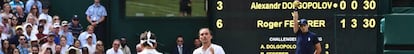 Federer y Dolgopolov, a la retirada de este último.