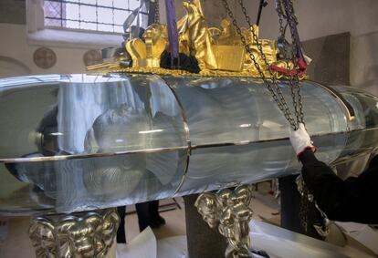 La sorprendente tumba ha costado tres millones de euros y en ella no falta tampoco un tributo a quien ha sido el marido de la reina durante 51 años.