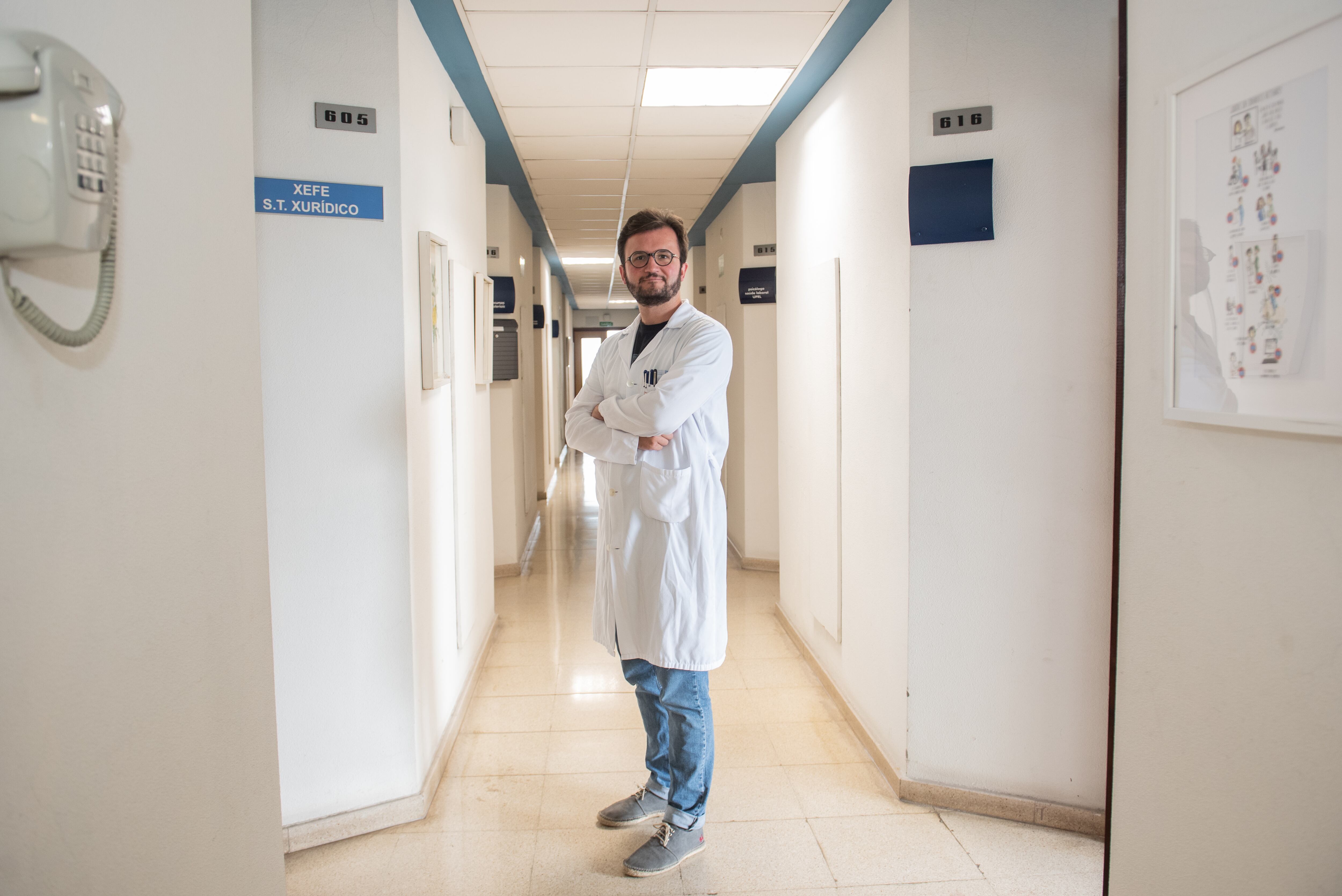 Joaquín Mosquera, oncólogo del Hospital de A Coruña, en uno de los pasillos del complejo sanitario.