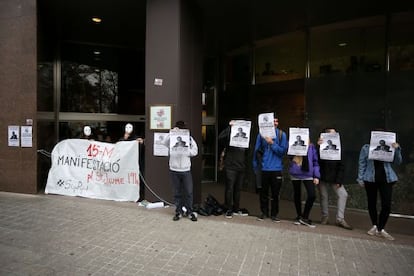 Dos personas encadenadas y algunos manifestantes con pancartas en la sede de Territorio y Sostenibilidad