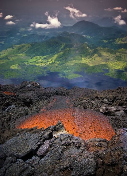 En la cima del volcán Pacaya en Guatemala, con suerte se puede ver así de cerca un río de lava saliendo desde el mismo corazón de la tierra