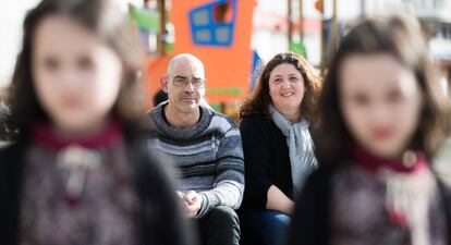 Lidia Feal, junto a su marido, Juan Mendoza, y sus gemelas Irene y Raquel. Llevan tres años luchando para que vayan juntas a clase.