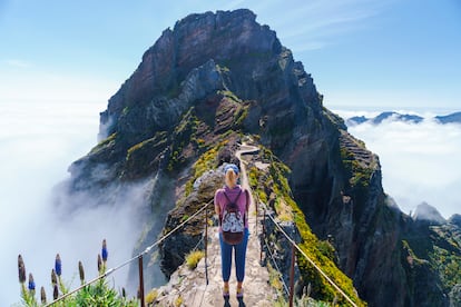 Un tramo de la ruta de senderismo desde el Pico do Areeiro hasta Pico Ruivo, en la isla de Madeira (Portugal)