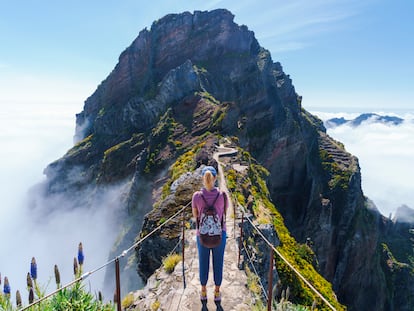 Un tramo de la ruta de senderismo desde el Pico do Areeiro hasta Pico Ruivo, en la isla de Madeira (Portugal)