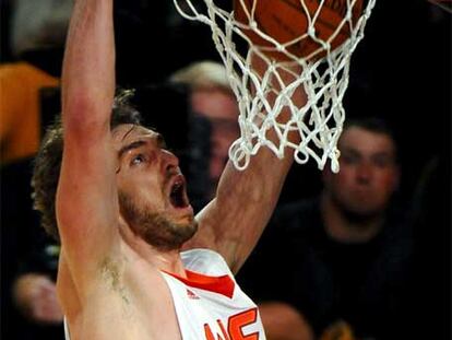 Pau Gasol hace un mate en <i>el</i> <i>partido de las estrellas</i> de la NBA.