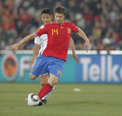 Xabi Alonso se dispone a dar un pase en el partido España- Honduras, del grupo H del Mundial de Fútbol de Sudáfrica 2010, en el estadio Ellis Park de Johannesburgo, Sudáfrica.