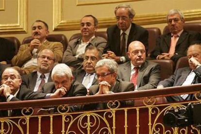 Maragall ocupó la primera fila de la tribuna de honor, flanqueado por los consejeros Bargalló, a su derecha, y Saura. En la segunda fila se sentó el ex presidente Jordi Pujol (primero por la derecha).