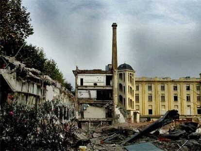 La chimenea y parte de la antigua fábrica de Bayer se conservarán.